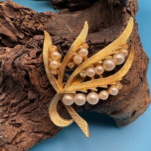 Vintage gold tone ribbon brooch, EUC. Faux pearls and rhinestones.